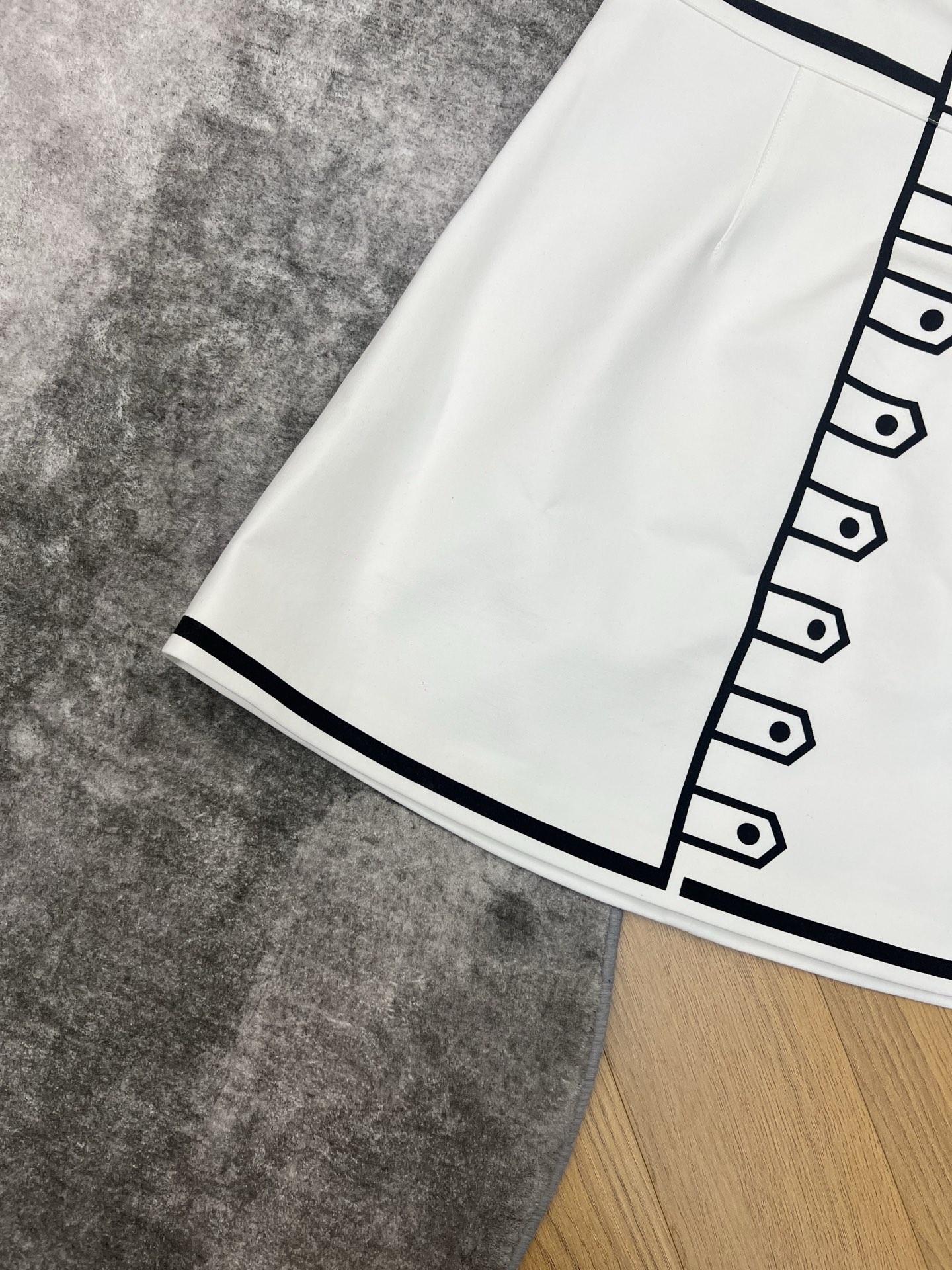 L家 26春夏新款 白色无袖连衣裙 简约设计+黑色线条装饰 几何感满满！正面对称口袋超实用 A字裙摆修饰