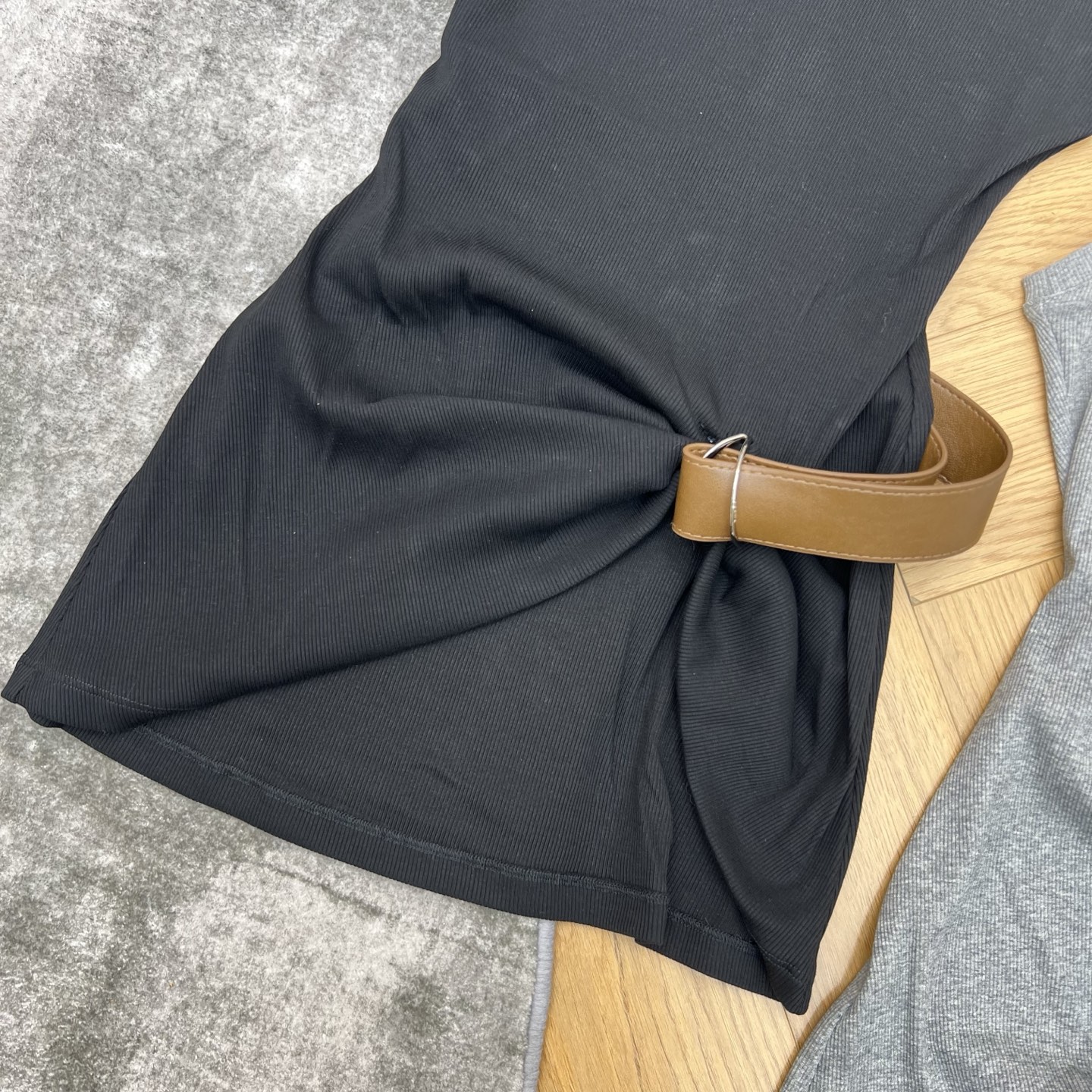 LW家 26春夏新款 针织不规则背心 简约圆领无袖设计 弹力针织面料贴合身形 舒适又显瘦 裙摆不规则设计