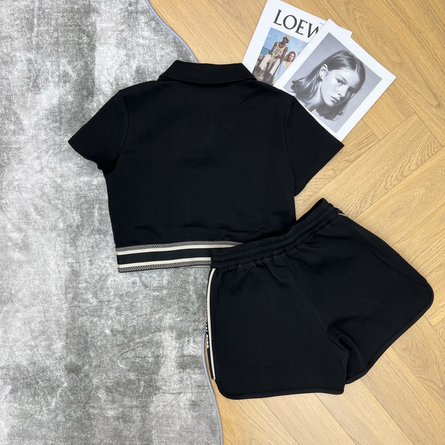 D家26春夏休闲套装，时髦精必入款，翻领短款Polo+抽绳短裤，利落剪裁显高显瘦，标志性织带与小蜜蜂刺绣