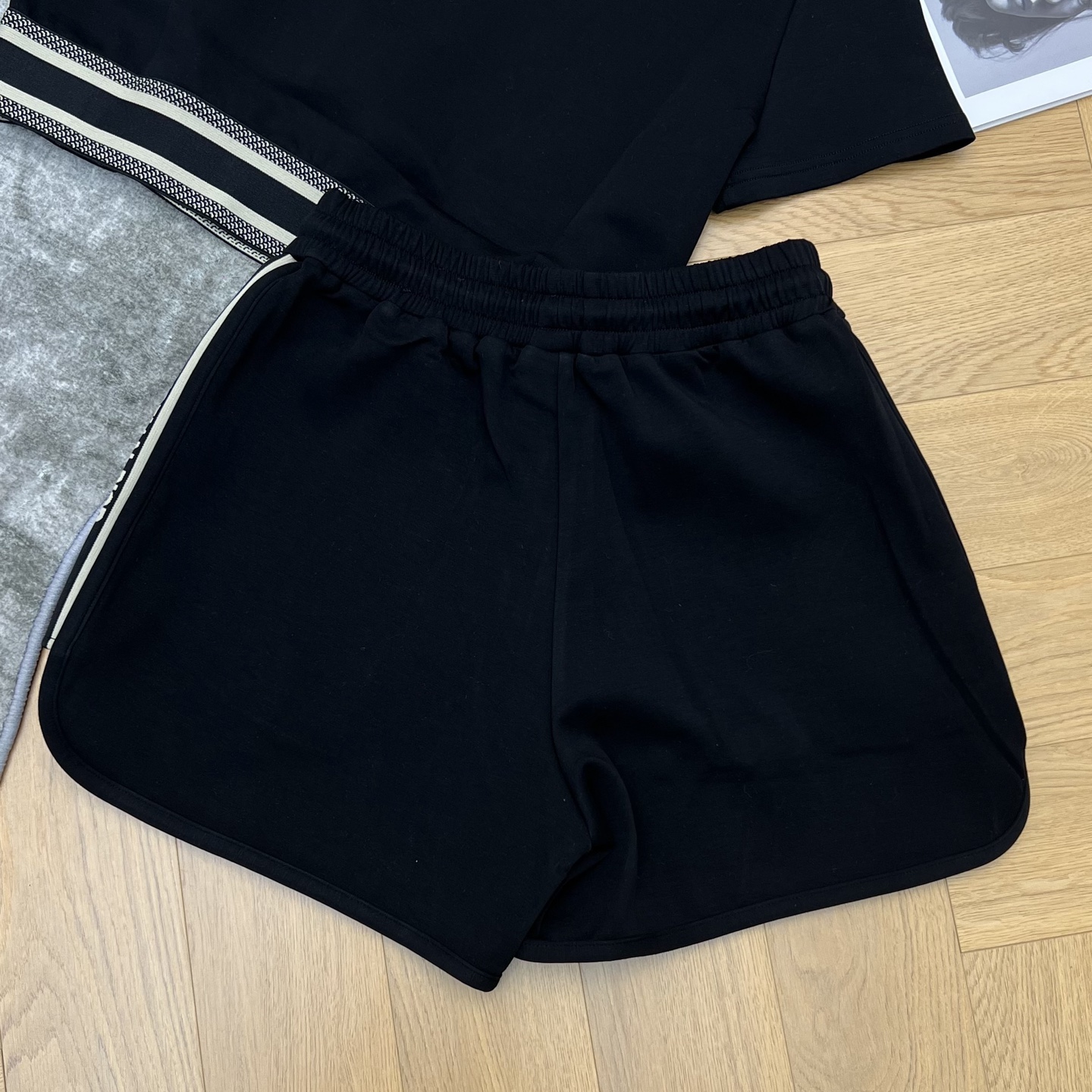D家26春夏休闲套装，时髦精必入款，翻领短款Polo+抽绳短裤，利落剪裁显高显瘦，标志性织带与小蜜蜂刺绣