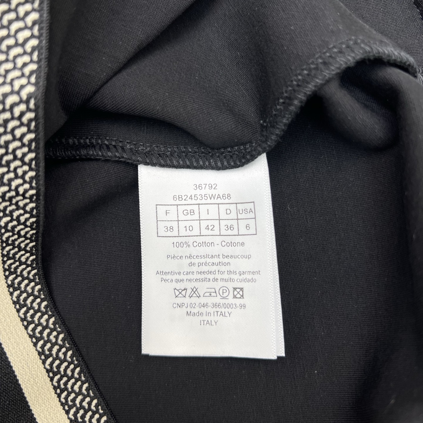 D家26春夏休闲套装，时髦精必入款，翻领短款Polo+抽绳短裤，利落剪裁显高显瘦，标志性织带与小蜜蜂刺绣