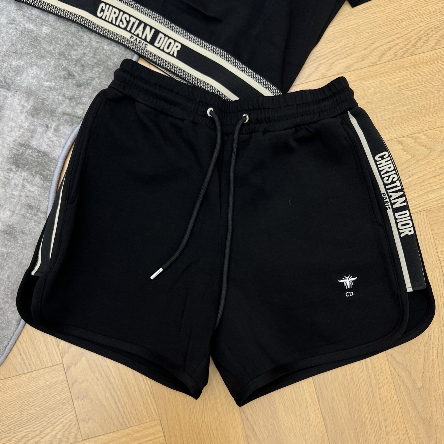 D家26春夏休闲套装，时髦精必入款，翻领短款Polo+抽绳短裤，利落剪裁显高显瘦，标志性织带与小蜜蜂刺绣