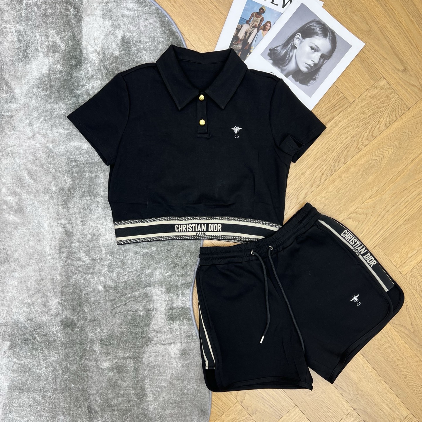 D家26春夏休闲套装，时髦精必入款，翻领短款Polo+抽绳短裤，利落剪裁显高显瘦，标志性织带与小蜜蜂刺绣