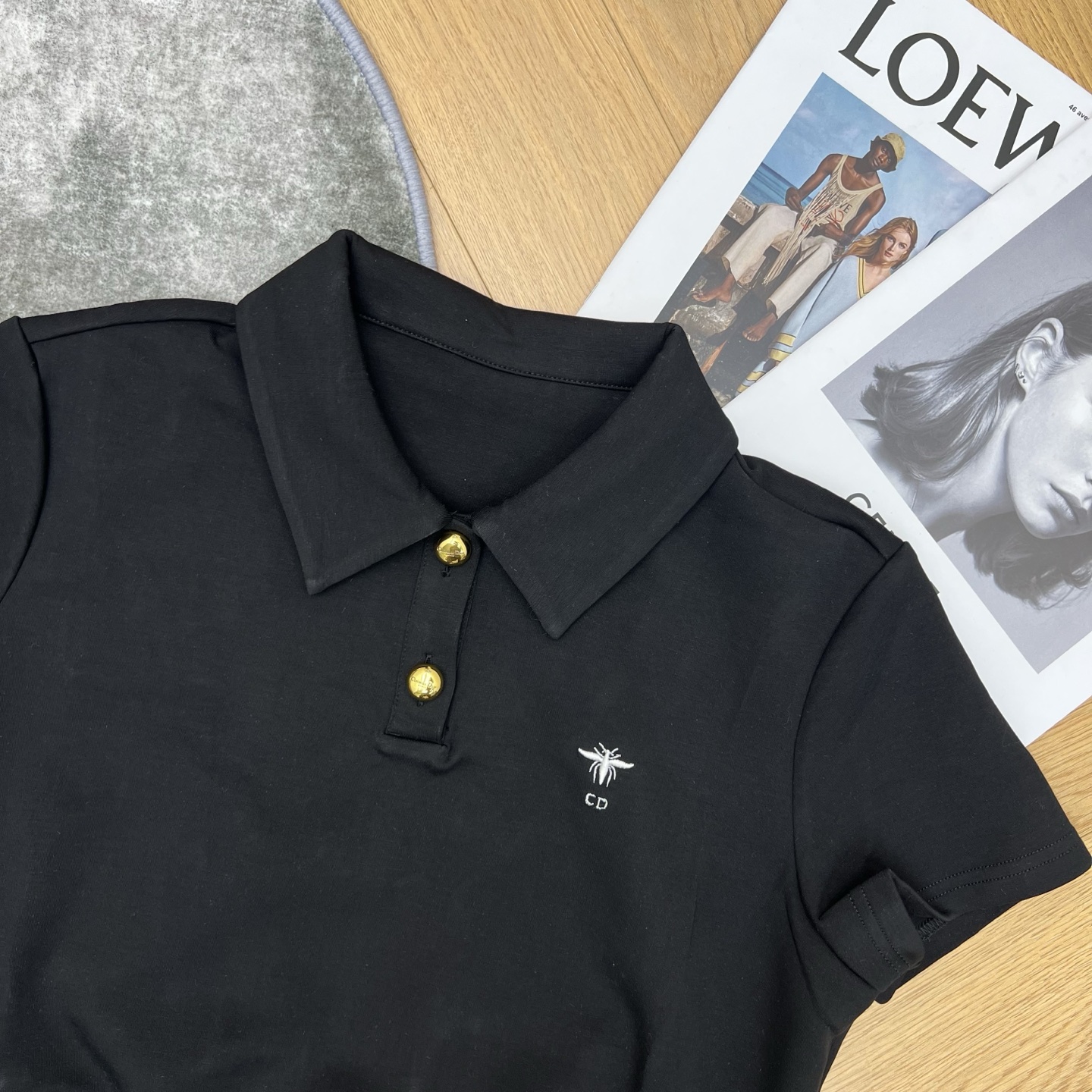 D家26春夏休闲套装，时髦精必入款，翻领短款Polo+抽绳短裤，利落剪裁显高显瘦，标志性织带与小蜜蜂刺绣