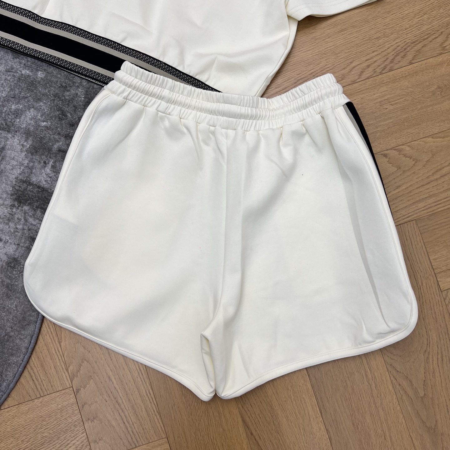 D家26春夏休闲套装，时髦精必入款，翻领短款Polo+抽绳短裤，利落剪裁显高显瘦，标志性织带与小蜜蜂刺绣