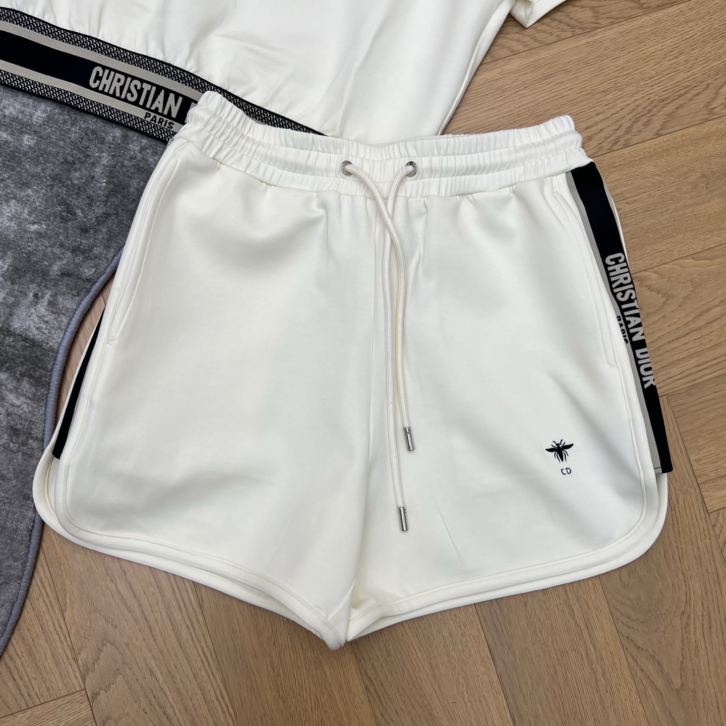 D家26春夏休闲套装，时髦精必入款，翻领短款Polo+抽绳短裤，利落剪裁显高显瘦，标志性织带与小蜜蜂刺绣