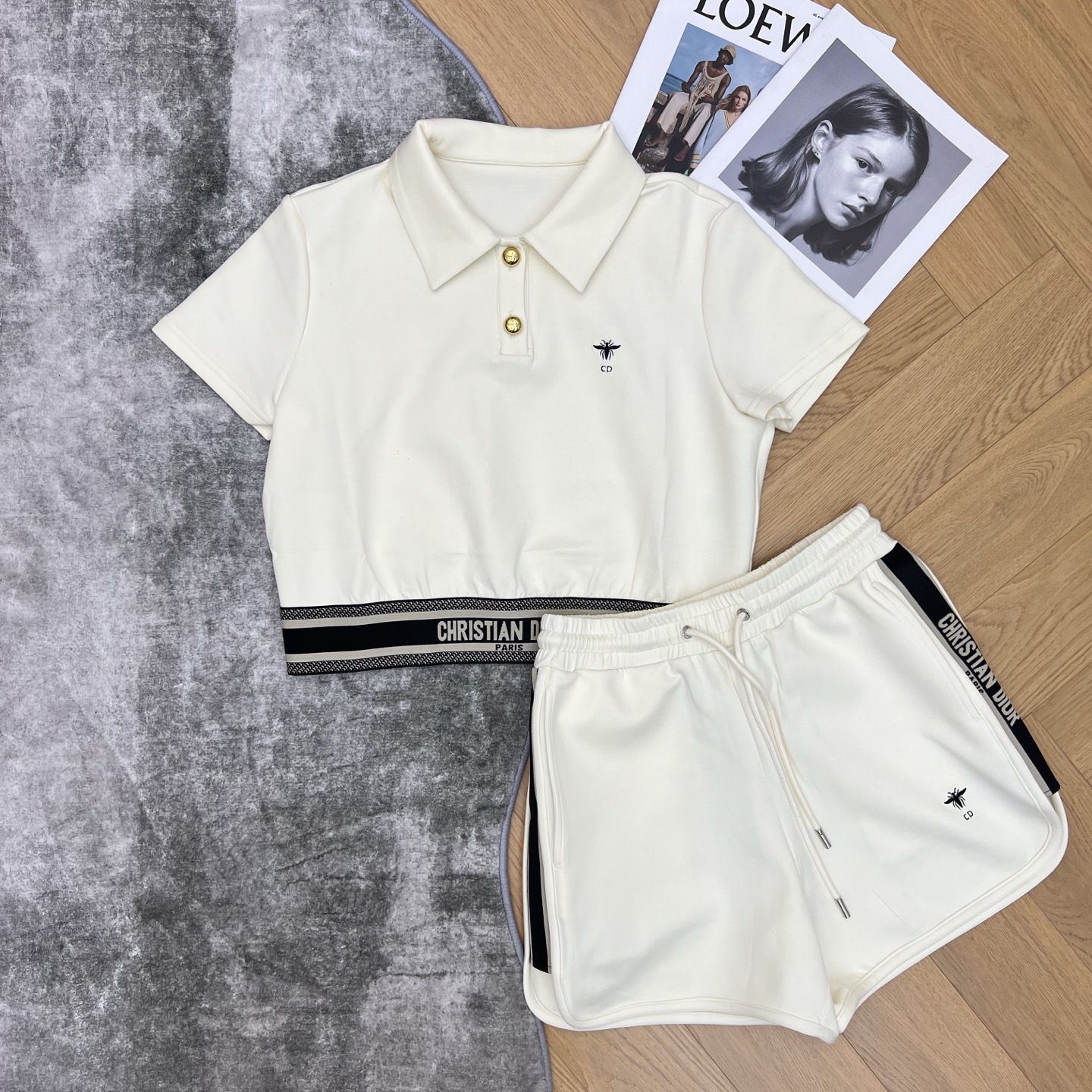 D家26春夏休闲套装，时髦精必入款，翻领短款Polo+抽绳短裤，利落剪裁显高显瘦，标志性织带与小蜜蜂刺绣