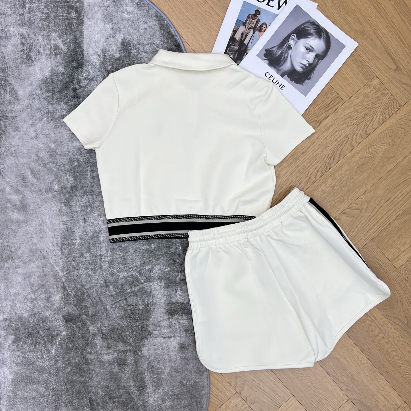 D家26春夏休闲套装，时髦精必入款，翻领短款Polo+抽绳短裤，利落剪裁显高显瘦，标志性织带与小蜜蜂刺绣