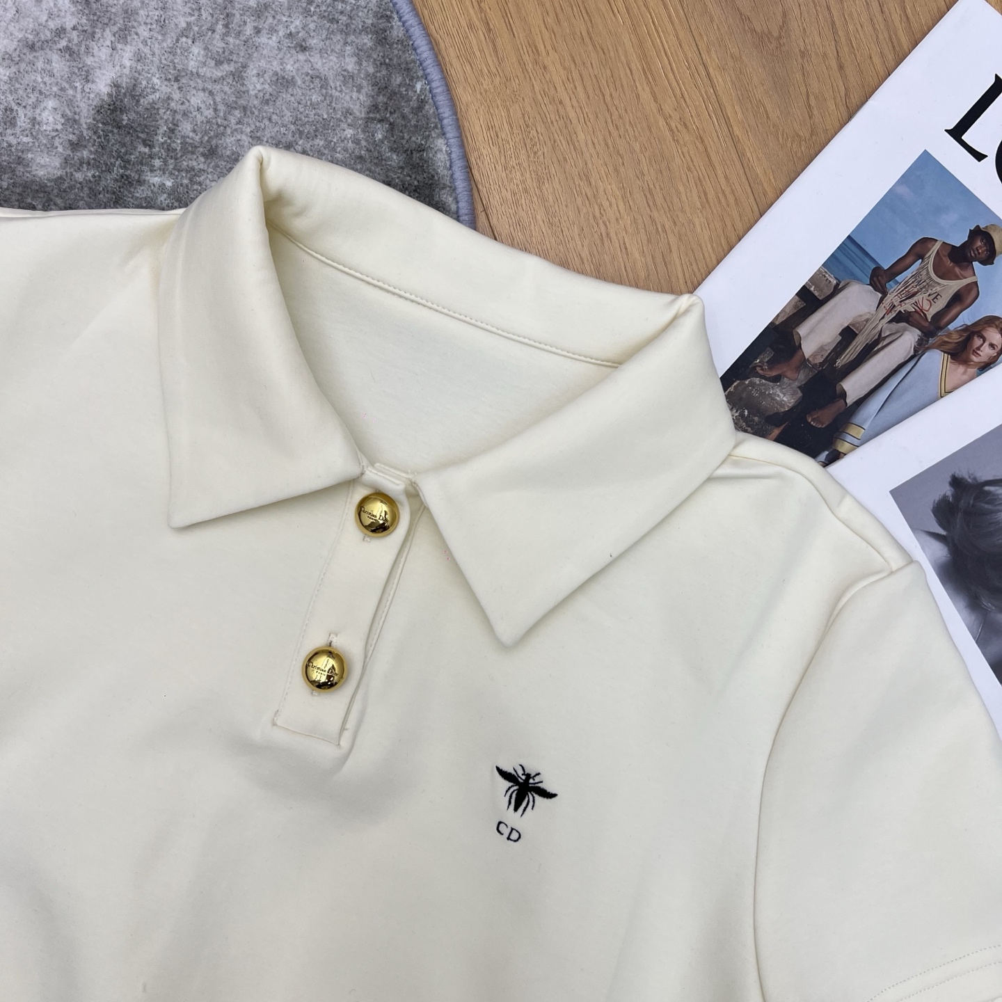 D家26春夏休闲套装，时髦精必入款，翻领短款Polo+抽绳短裤，利落剪裁显高显瘦，标志性织带与小蜜蜂刺绣
