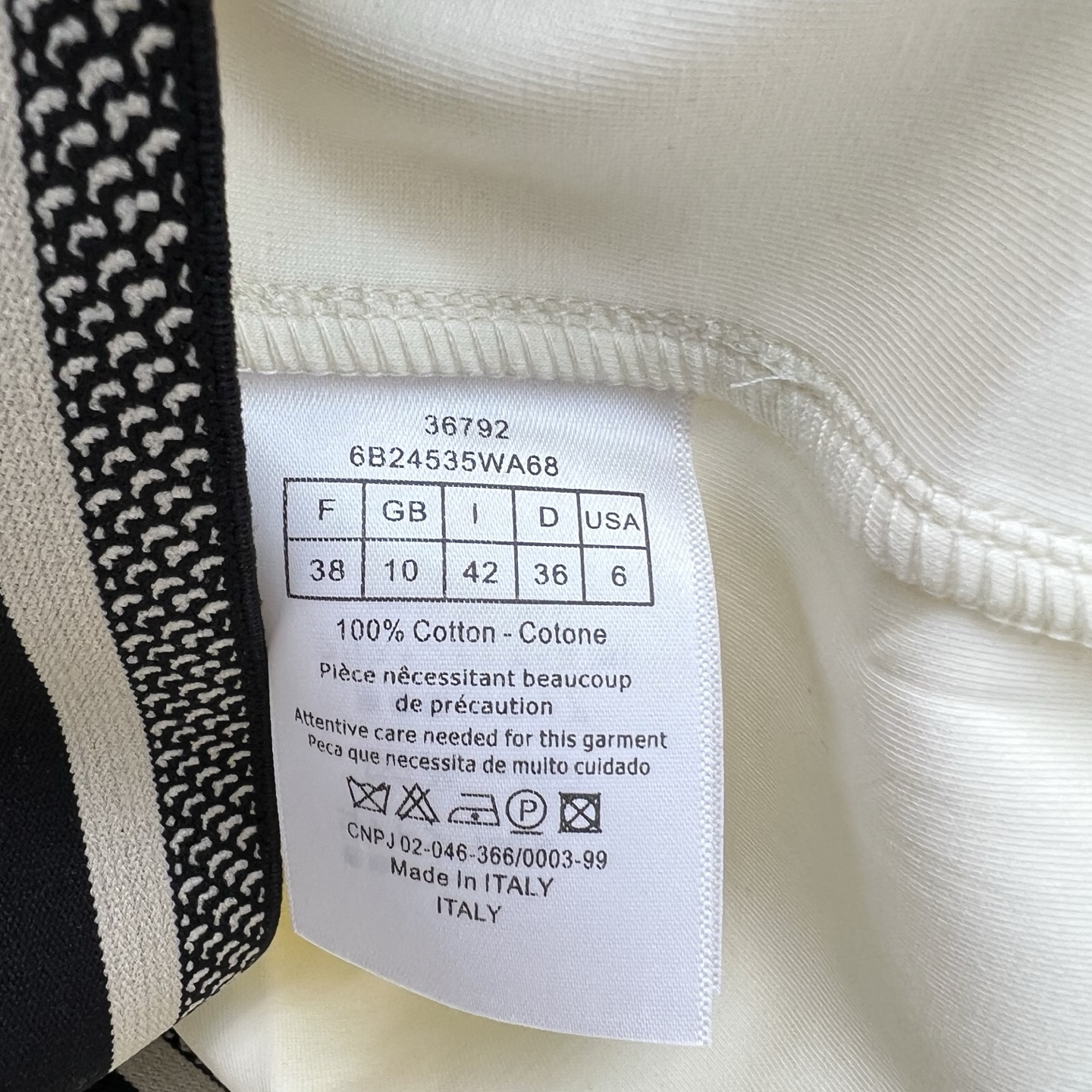 D家26春夏休闲套装，时髦精必入款，翻领短款Polo+抽绳短裤，利落剪裁显高显瘦，标志性织带与小蜜蜂刺绣