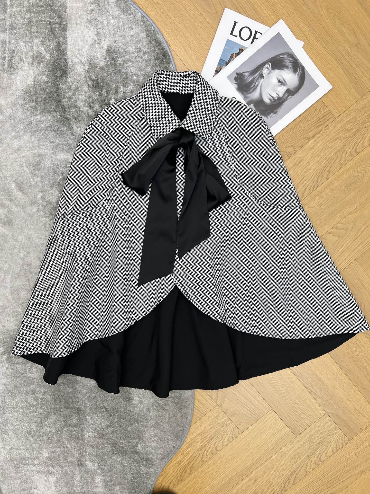 D家 26春夏新款 千鸟格翻领斗篷 黑白千鸟格纹+黑色飘带装饰 复古优雅气质满分 秋冬穿超合适！翻领领口