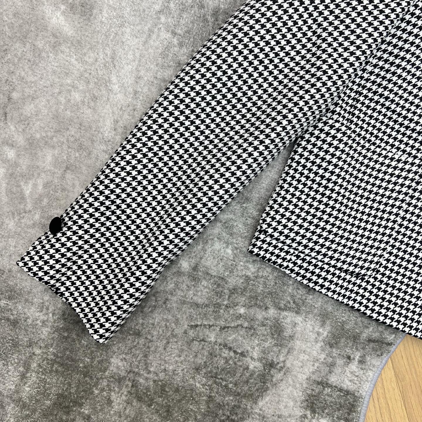 D家 26春夏新款 千鸟格小香风外套 黑白千鸟格纹+黑色蝴蝶结领 优雅复古气质满分 柔软又挺括 短款剪裁