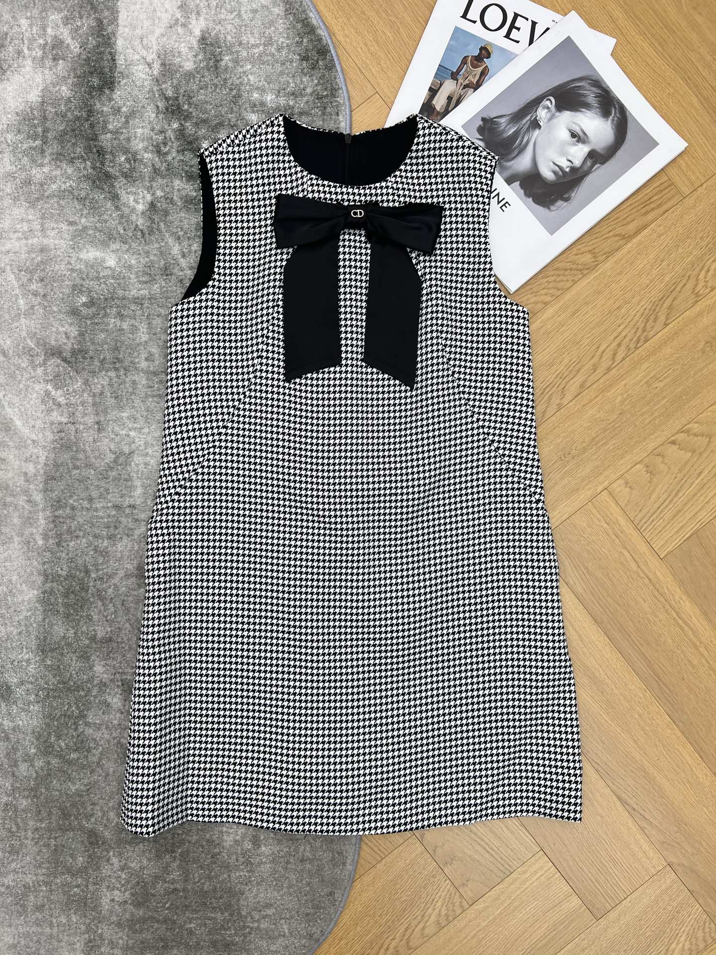 D家 26春夏新款 千鸟格蝴蝶结背心连衣裙 经典千鸟格设计 优雅复古气质满分汁 领口黑色蝴蝶结点缀 精致