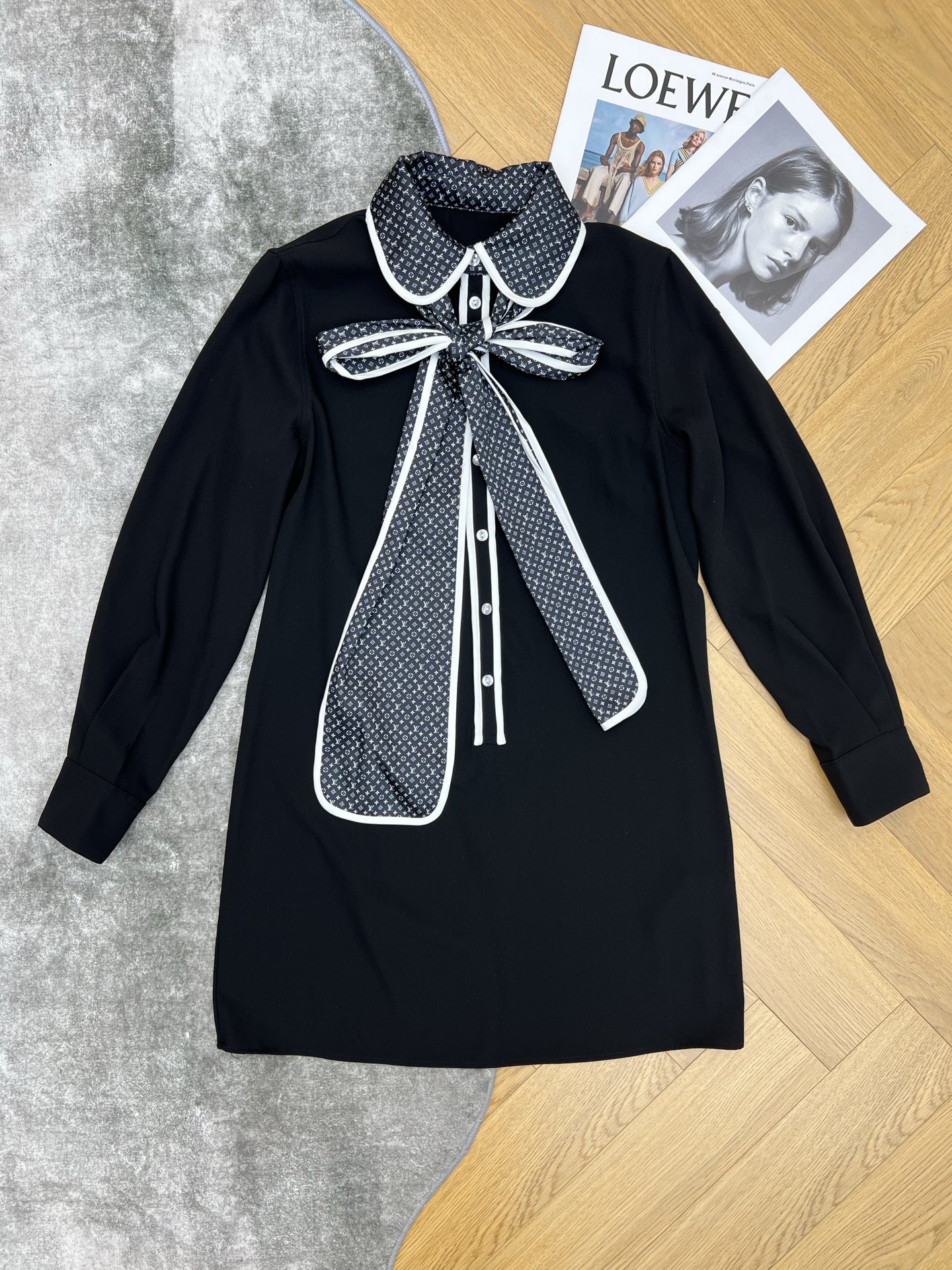 L家 26春夏新款 老花飘带翻领连衣裙 经典黑色+Monogram老花 优雅又有辨识度计 飘带娃娃领口设