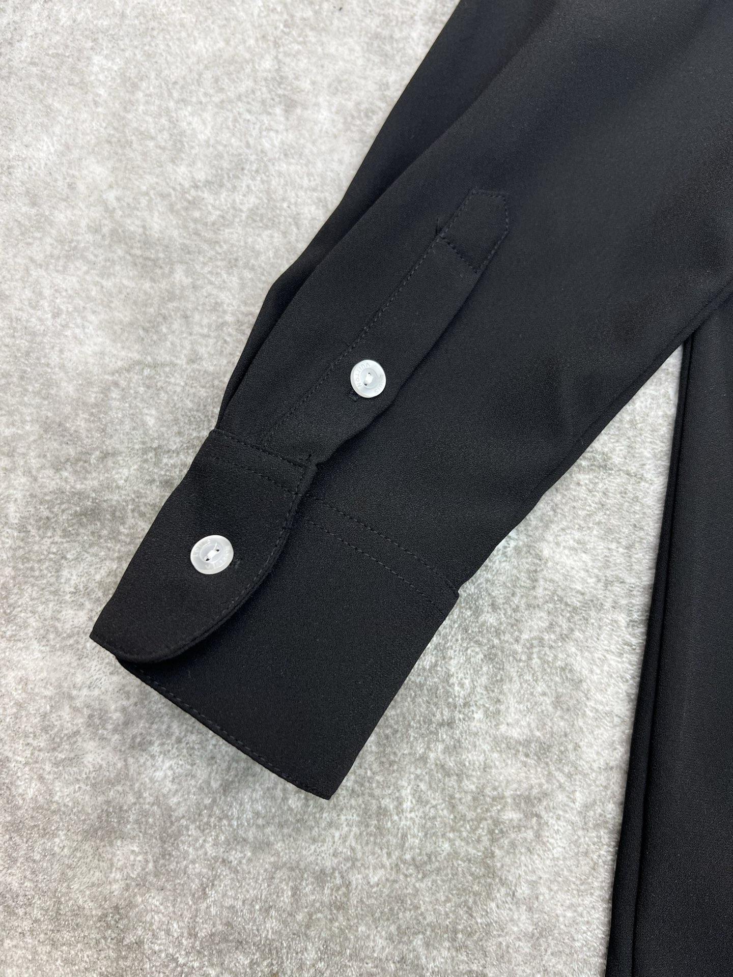 L家 26春夏新款 老花飘带翻领连衣裙 经典黑色+Monogram老花 优雅又有辨识度计 飘带娃娃领口设 L家 26春夏新款 老花飘带翻领连衣裙 经典黑色+Monogram老花 优雅又有辨识度计 飘带娃娃领口设