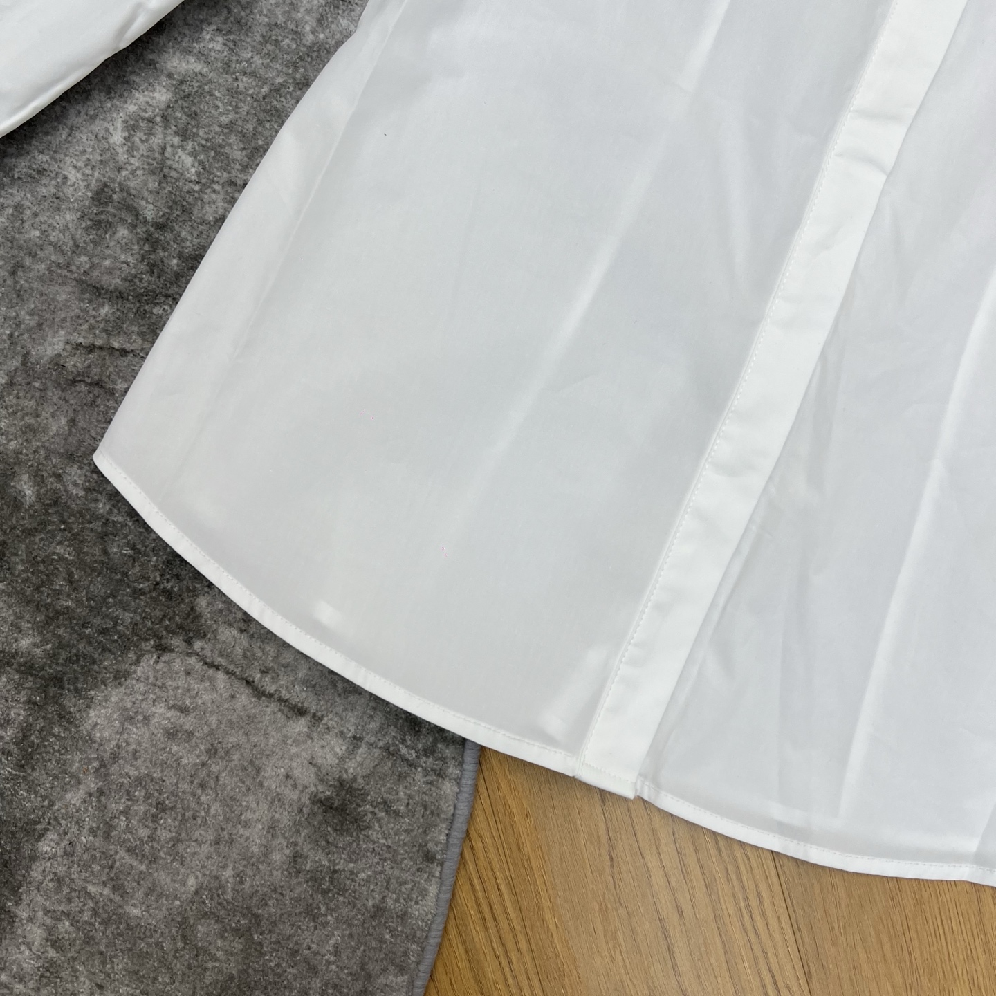 L家 26春夏新款 法式尖领白色衬衫 宽松版型+独特尖领设计 领口.袖口有金属logo方块扣饰装饰 简约
