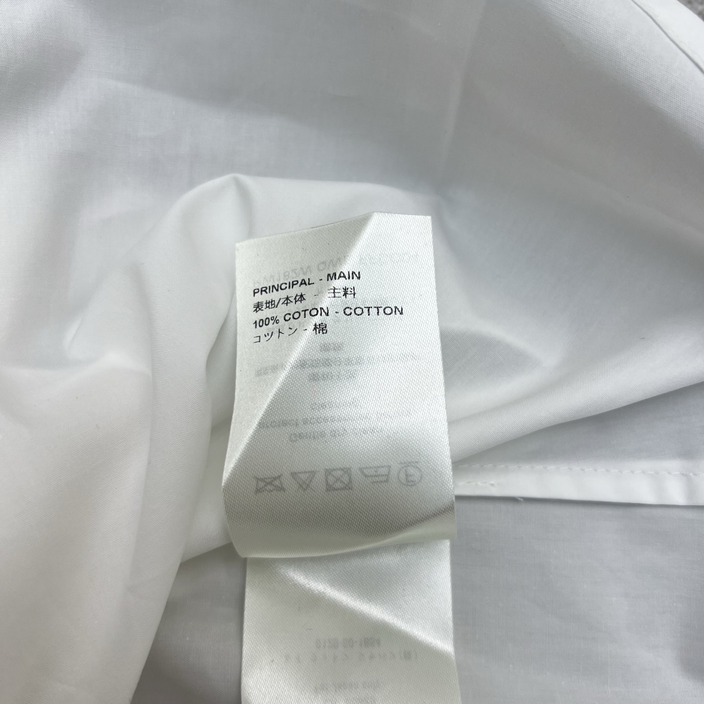 L家 26春夏新款 法式尖领白色衬衫 宽松版型+独特尖领设计 领口.袖口有金属logo方块扣饰装饰 简约