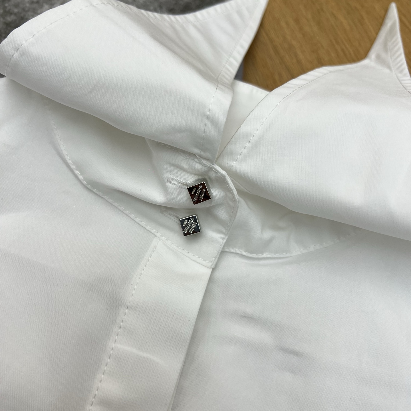 L家 26春夏新款 法式尖领白色衬衫 宽松版型+独特尖领设计 领口.袖口有金属logo方块扣饰装饰 简约