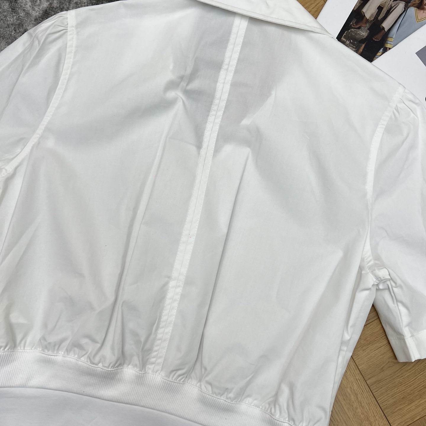 L家 26春夏新款 白色V领短袖衬衫 复古剪裁+轻薄透气面料 春夏穿超舒服！简约v翻领+收腰设计 修饰身