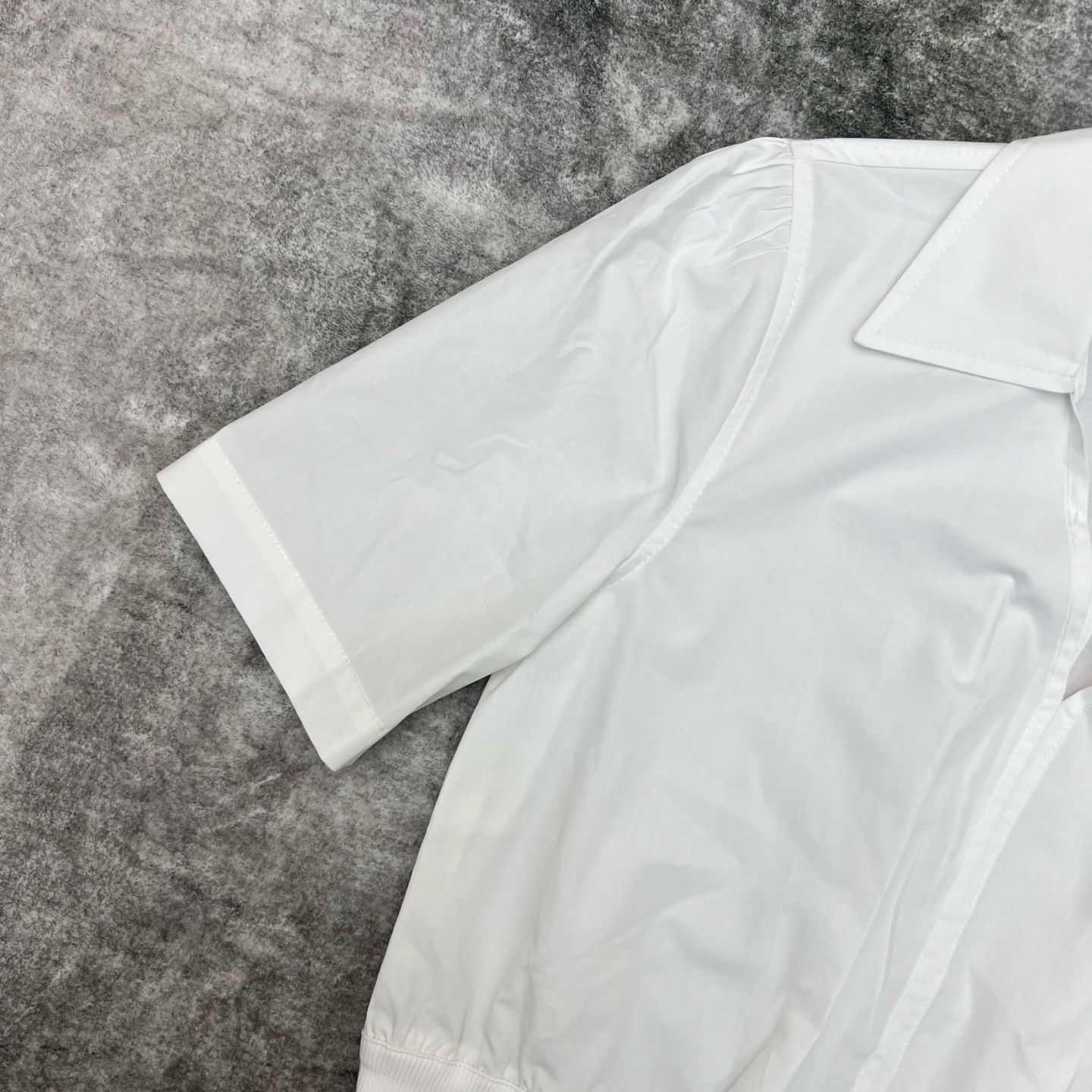 L家 26春夏新款 白色V领短袖衬衫 复古剪裁+轻薄透气面料 春夏穿超舒服！简约v翻领+收腰设计 修饰身