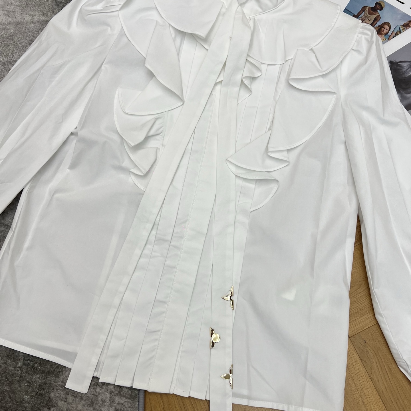 L家 26春夏新款 法式荷叶边系带衬衫 春秋季节穿着超舒适 立领+荷叶边+五金系带装饰 复古宫廷风满满 