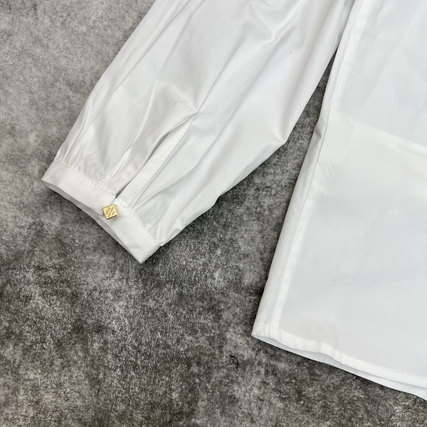 L家 26春夏新款 法式荷叶边系带衬衫 春秋季节穿着超舒适 立领+荷叶边+五金系带装饰 复古宫廷风满满 