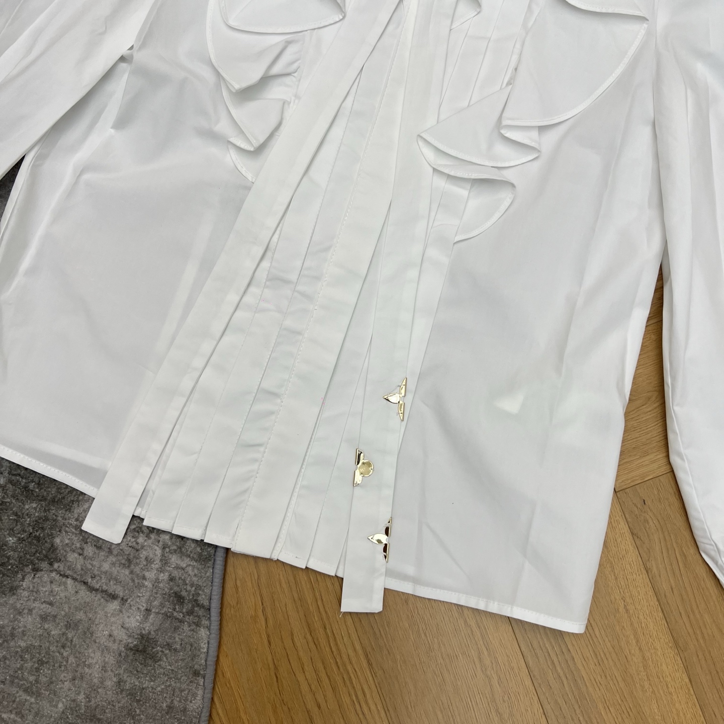 L家 26春夏新款 法式荷叶边系带衬衫 春秋季节穿着超舒适 立领+荷叶边+五金系带装饰 复古宫廷风满满 