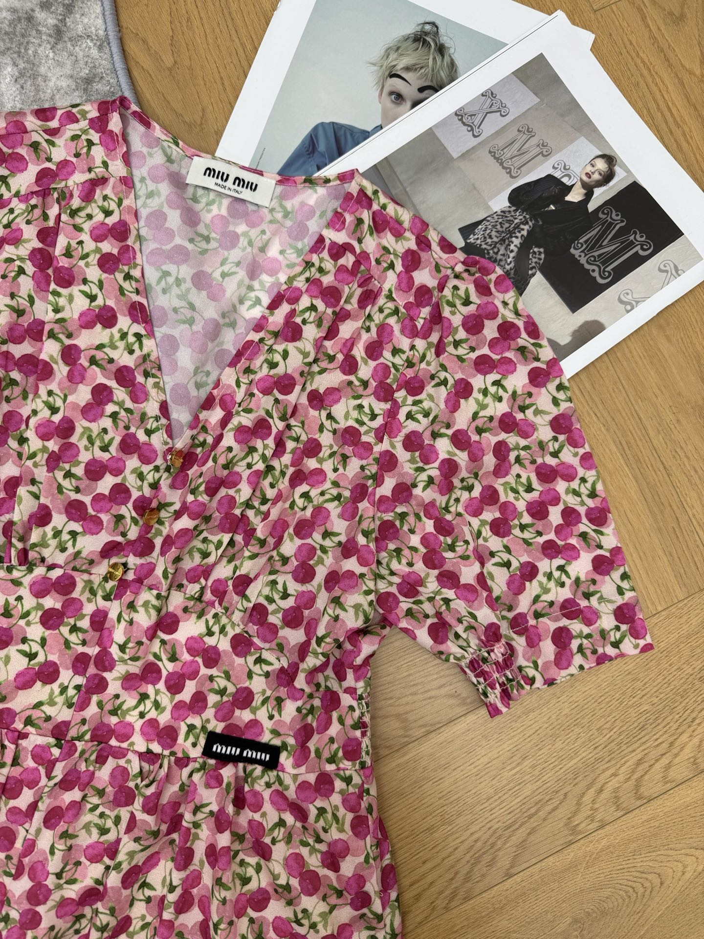 MIU家 2026夏季新款 樱桃印花泡泡袖连衣裙 自带夏日清甜滤镜 泡泡短袖+V领设计 刚好修饰肩颈线条