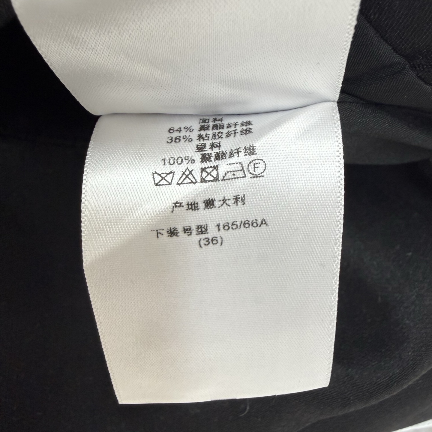 D家 26夏季新款 黑色直筒半裙 面料垂坠感和光泽感不沉闷 高腰直筒版型 修饰腰线 藏肉显瘦  下摆蕾丝