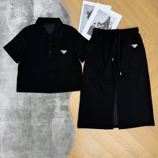 PD家 2026夏季新款 POLO领短袖上衣+半裙套装 黑白两色都自带清冷滤镜 短款POLO上衣剪裁利落 刚好卡在腰线位 PD家 2026夏季新款 POLO领短袖上衣+半裙套装 黑白两色都自带清冷滤镜 短款POLO上衣剪裁利落 刚好卡在腰线位