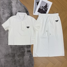 PD家 2026夏季新款 POLO领短袖上衣+半裙套装 黑白两色都自带清冷滤镜 短款POLO上衣剪裁利落 刚好卡在腰线位 PD家 2026夏季新款 POLO领短袖上衣+半裙套装 黑白两色都自带清冷滤镜 短款POLO上衣剪裁利落 刚好卡在腰线位