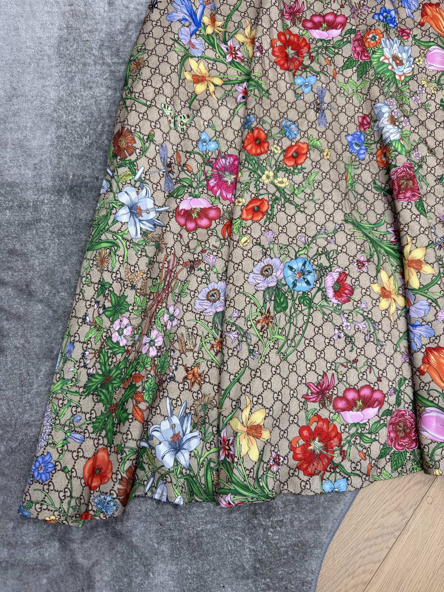 G家 26夏季新款 花卉印花连衣裙 经典GG底纹+缤纷花卉撞色印花 翻领衬衫款式 同色系腰带收腰 版型显