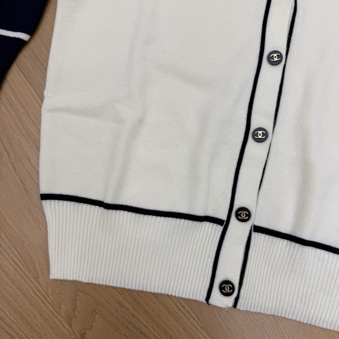 小香家 26夏季新款 撞色翻领针织马甲 细腻针织面料 柔软透气，经典撞色包边设计 短款收腰版型轻松优化身