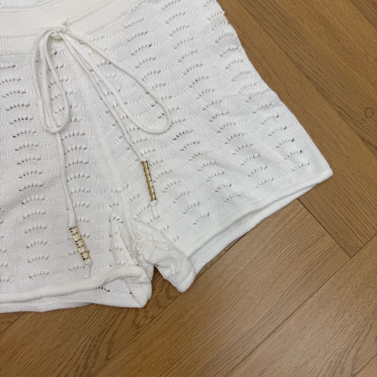 小香家26夏季新款 镂空针织两件套装 轻盈亲肤，肌理镂空设计，V领短袖+抽绳短裤成套搭配，胸口金属凯旋门