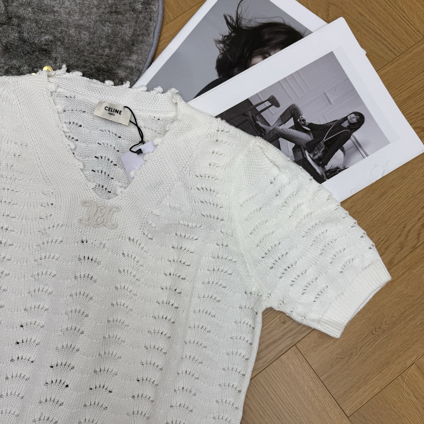 小香家26夏季新款 镂空针织两件套装 轻盈亲肤，肌理镂空设计，V领短袖+抽绳短裤成套搭配，胸口金属凯旋门