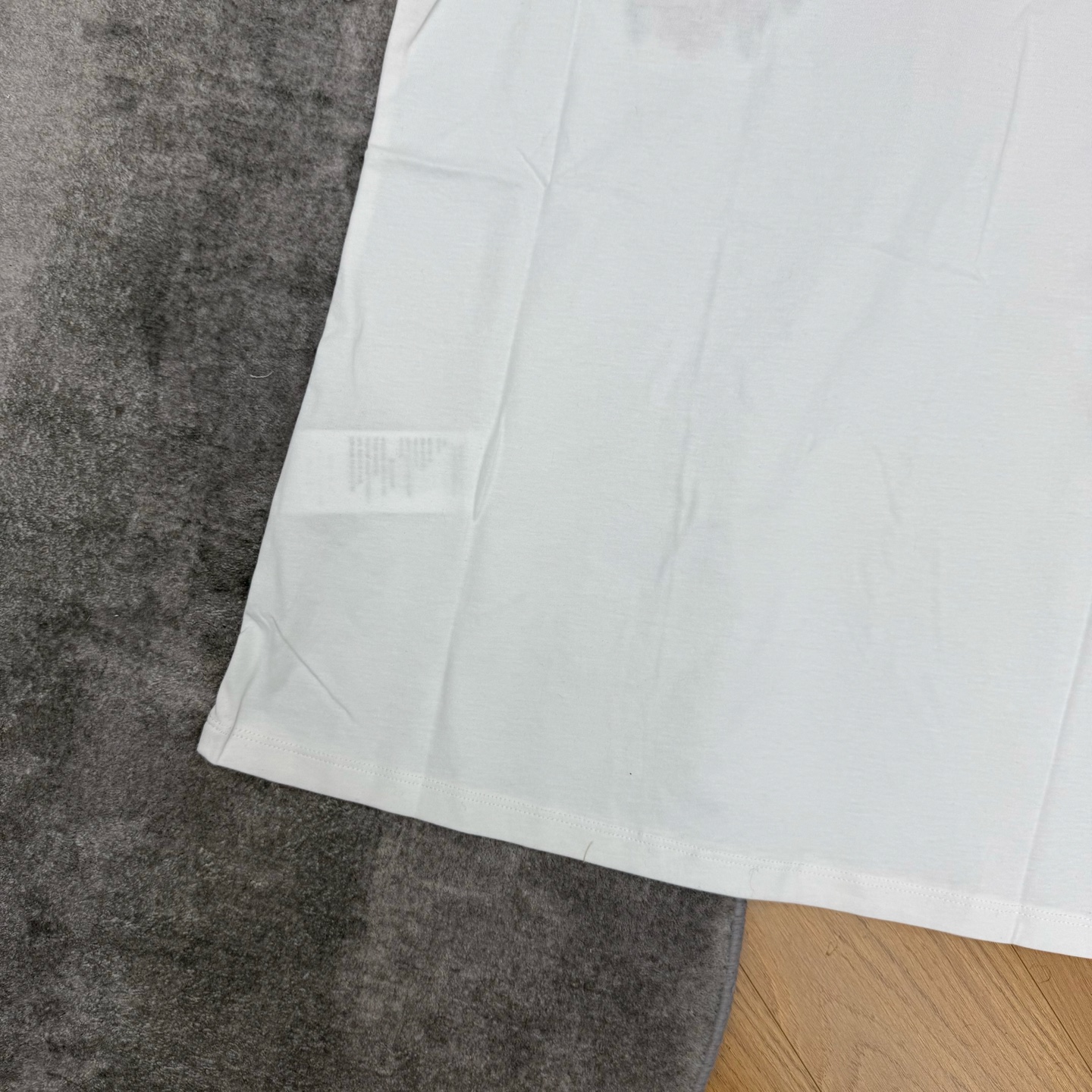 D家 26夏季新款 白色短袖T恤  采用高品质棉质面料 柔软舒适 宽松剪裁超显气质 胸前多色花卉刺绣+l