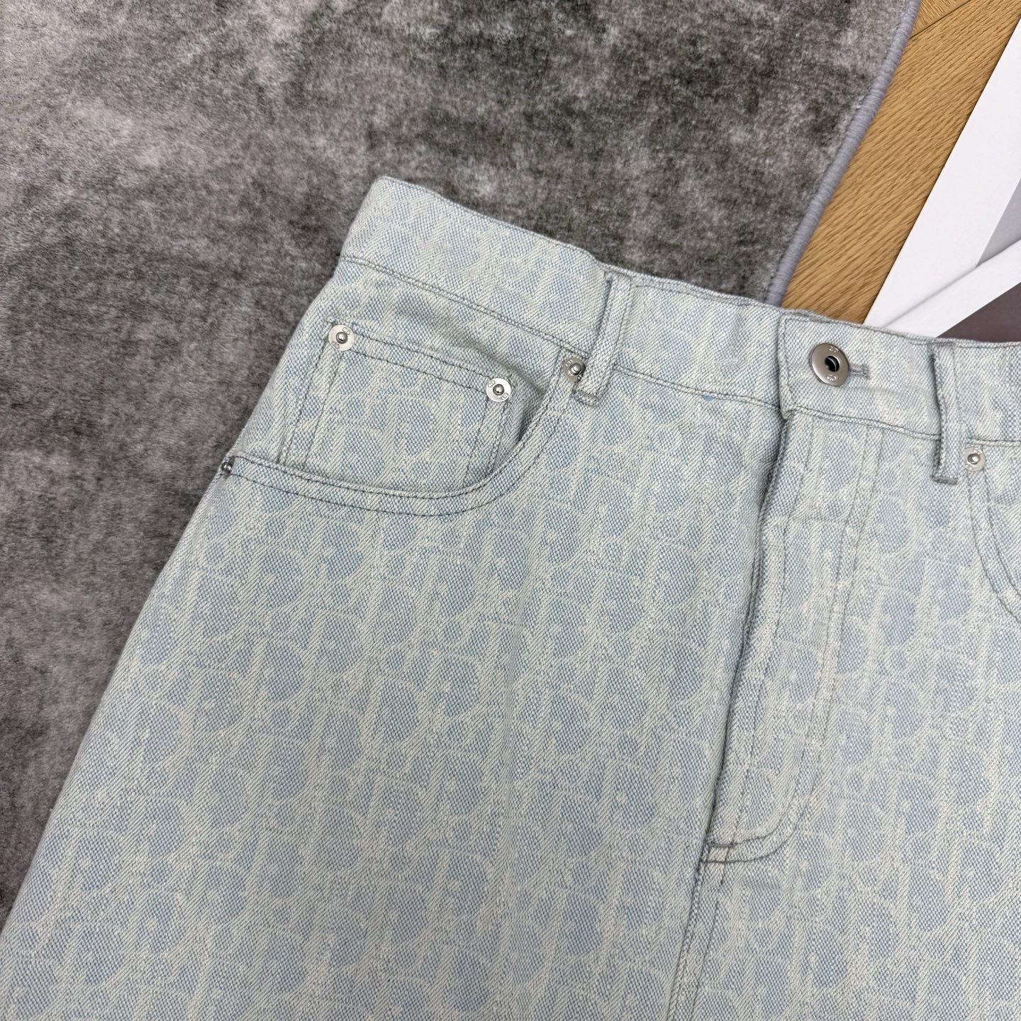 D家 26夏季新款 提花牛仔半裙  采用水洗牛仔棉面料 通体暗纹满印低调 辨识度超高 高腰直筒显瘦又百搭