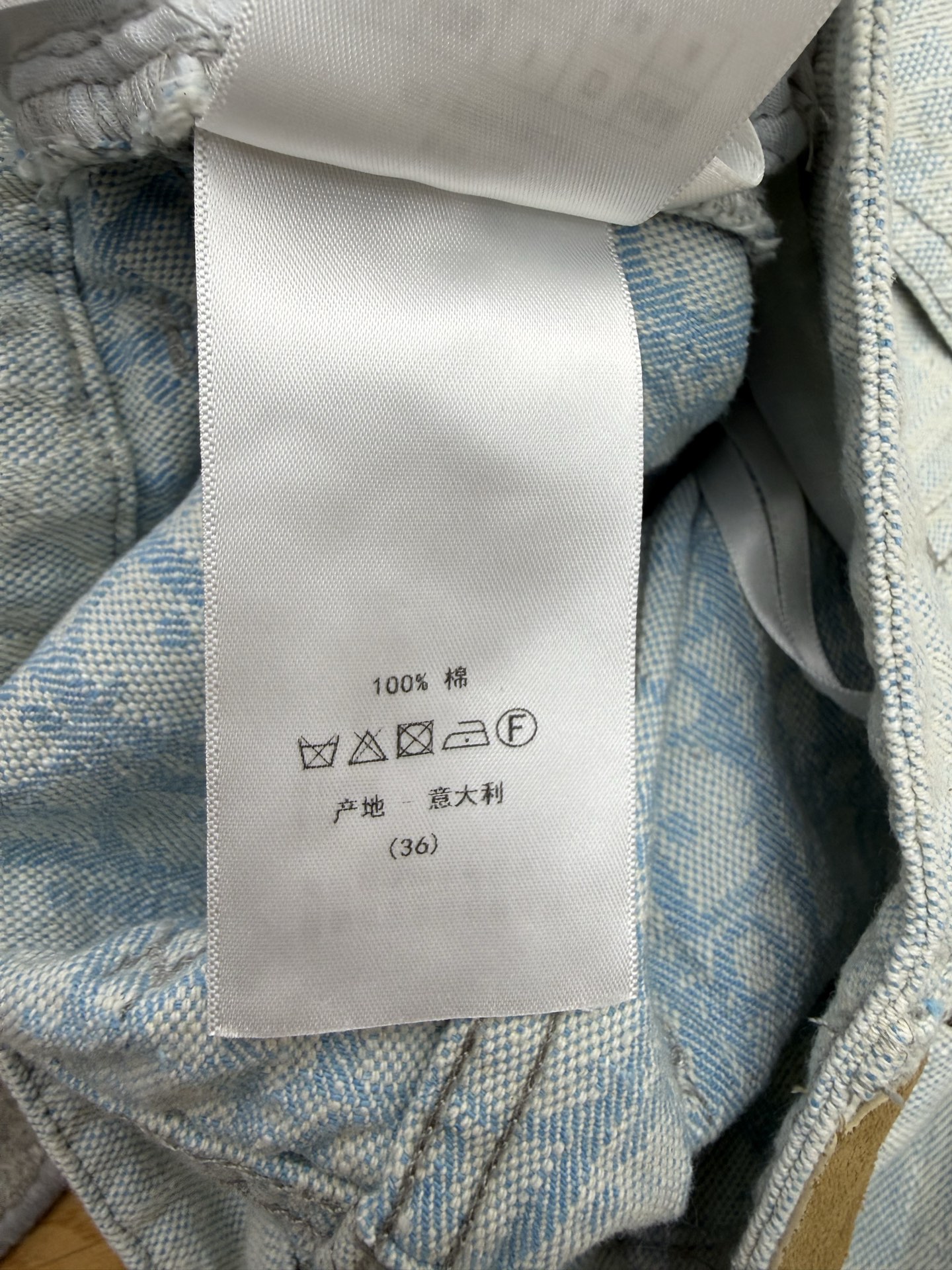 D家 26夏季新款 提花高腰牛仔裤 采用水洗牛仔棉面料 垂直感好 通体暗纹满印低调 辨识度超高 高腰+宽