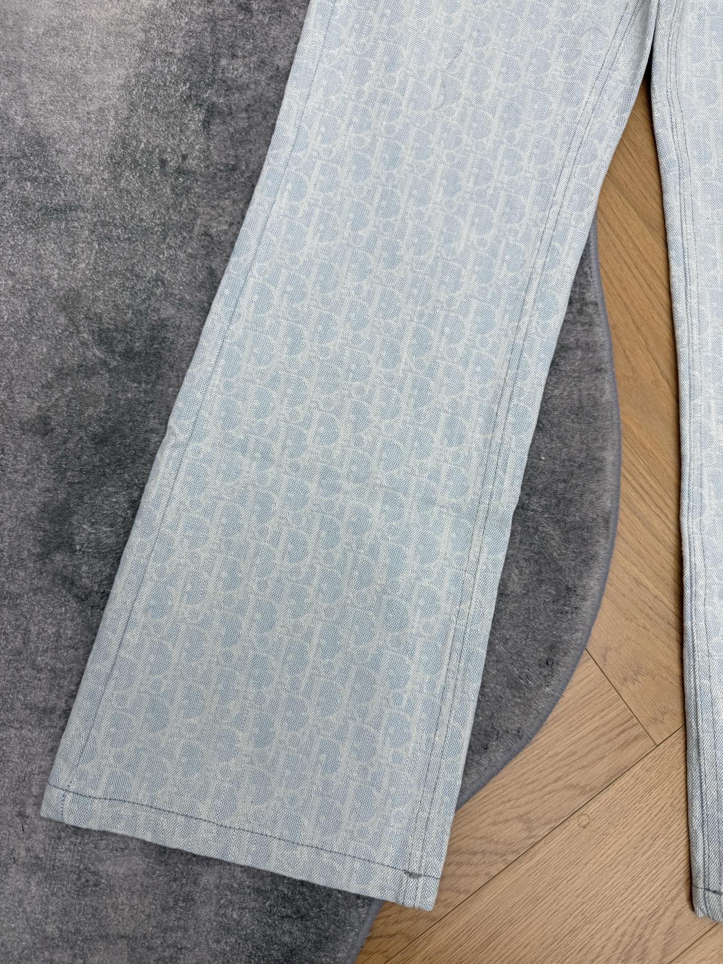 D家 26夏季新款 提花高腰牛仔裤 采用水洗牛仔棉面料 垂直感好 通体暗纹满印低调 辨识度超高 高腰+宽