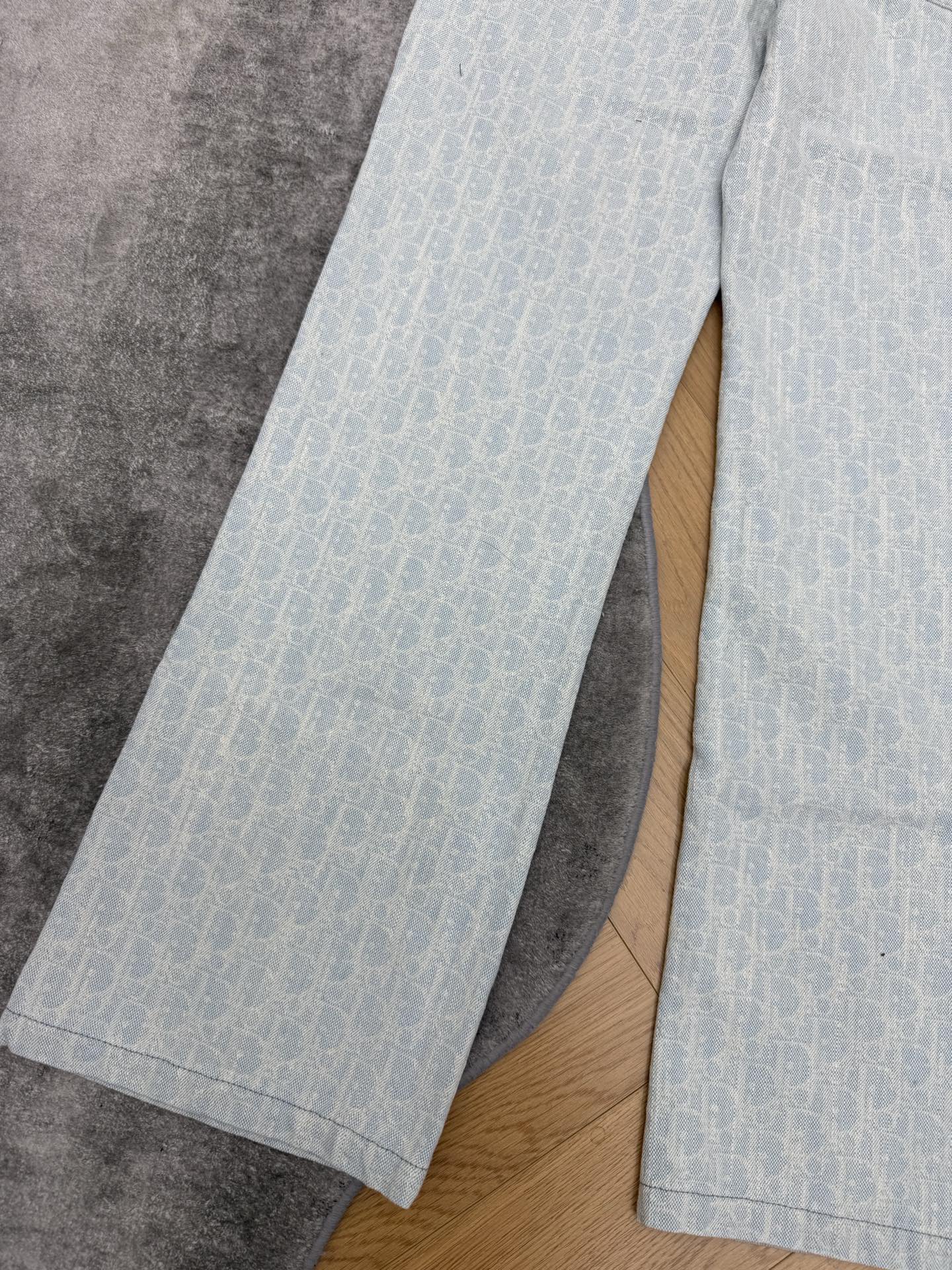 D家 26夏季新款 提花高腰牛仔裤 采用水洗牛仔棉面料 垂直感好 通体暗纹满印低调 辨识度超高 高腰+宽