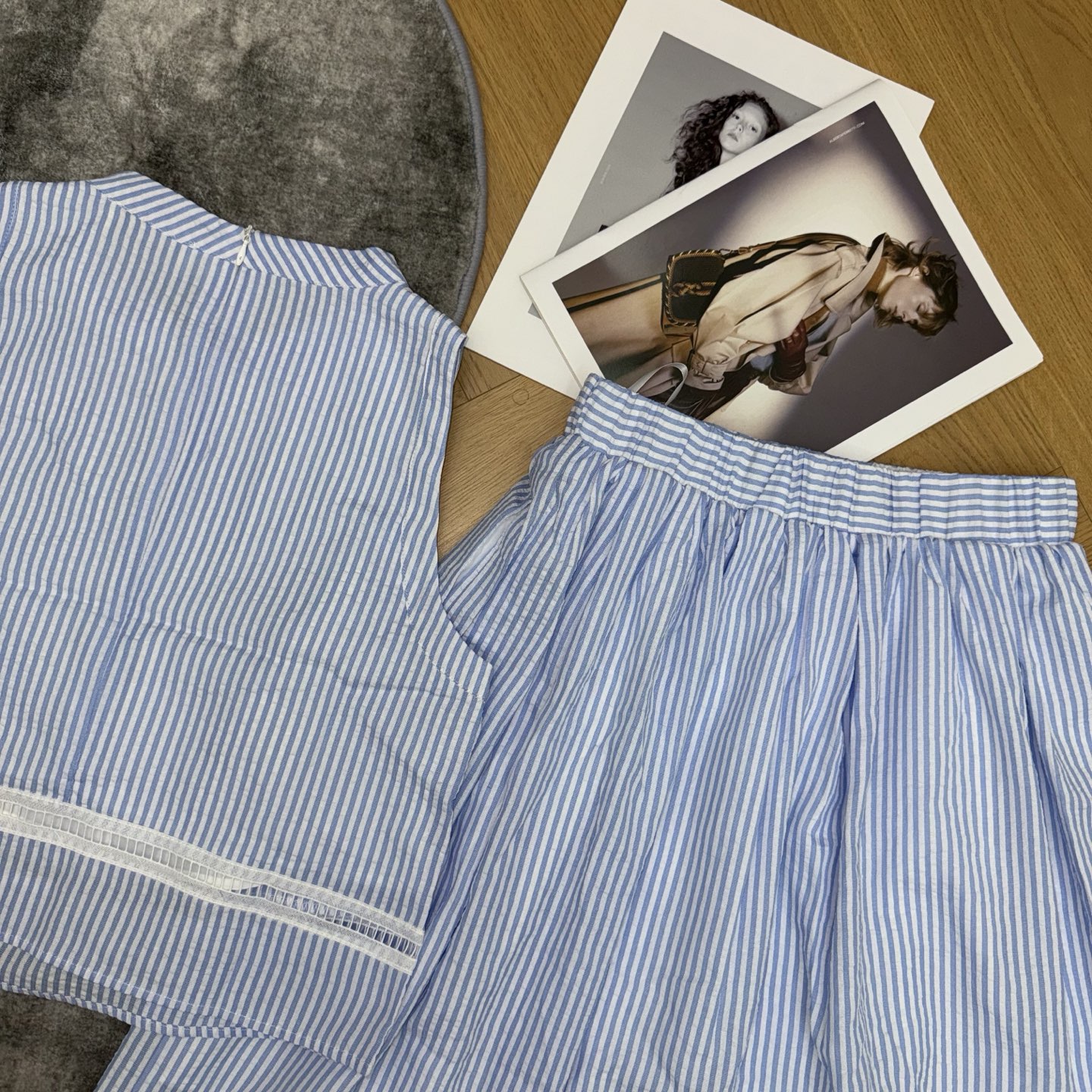 MIU家 26夏季新款 蓝白格纹套装 无袖短款上衣+高腰半裙 上衣后领拉链穿脱便捷 镂空织带精致点缀 层