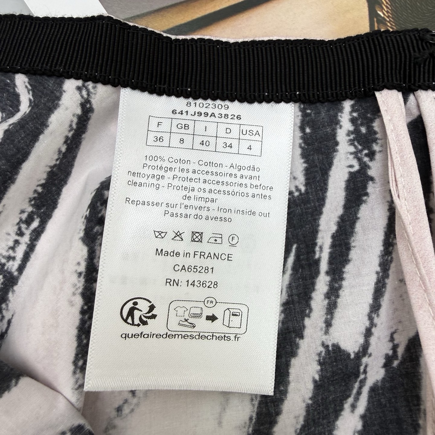D家 2026夏季新款 粉调墨染半裙 柔雾粉为基底 晕染开利落的黑色笔触 像一幅随性写意的水墨画作 自带