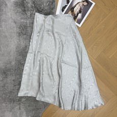 小香家 2026夏季新款 清冷银灰真丝不规则半裙 银灰色调温柔又清冷 定制YB 100%桑蚕丝材质自带细 小香家 2026夏季新款 清冷银灰真丝不规则半裙 银灰色调温柔又清冷 定制YB 100%桑蚕丝材质自带细