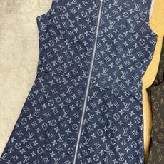 L家 2026夏季新款 老花牛仔背心裙 满印Monogram老花以提花工艺满印呈现 经典又自带辨识度 是 L家 2026夏季新款 老花牛仔背心裙 满印Monogram老花以提花工艺满印呈现 经典又自带辨识度 是