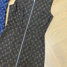L家 2026夏季新款 老花牛仔背心裙 满印Monogram老花以提花工艺满印呈现 经典又自带辨识度 是 L家 2026夏季新款 老花牛仔背心裙 满印Monogram老花以提花工艺满印呈现 经典又自带辨识度 是