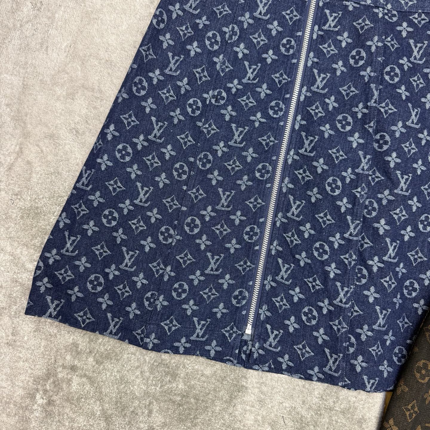 L家 2026夏季新款 老花牛仔背心裙 满印Monogram老花以提花工艺满印呈现 经典又自带辨识度 是 L家 2026夏季新款 老花牛仔背心裙 满印Monogram老花以提花工艺满印呈现 经典又自带辨识度 是