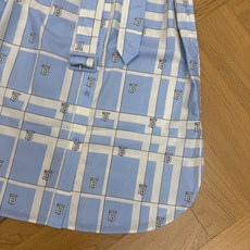 BUR家 2026夏季新款 蓝色格纹无袖衬衫裙 品牌标志性TB字母与格纹元素巧妙融合 浅蓝底色搭配清爽白 BUR家 2026夏季新款 蓝色格纹无袖衬衫裙 品牌标志性TB字母与格纹元素巧妙融合 浅蓝底色搭配清爽白
