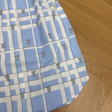 BUR家 2026夏季新款 蓝色格纹无袖衬衫裙 品牌标志性TB字母与格纹元素巧妙融合 浅蓝底色搭配清爽白 BUR家 2026夏季新款 蓝色格纹无袖衬衫裙 品牌标志性TB字母与格纹元素巧妙融合 浅蓝底色搭配清爽白