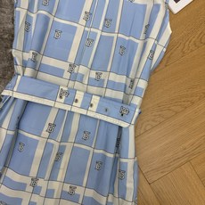BUR家 2026夏季新款 蓝色格纹无袖衬衫裙 品牌标志性TB字母与格纹元素巧妙融合 浅蓝底色搭配清爽白 BUR家 2026夏季新款 蓝色格纹无袖衬衫裙 品牌标志性TB字母与格纹元素巧妙融合 浅蓝底色搭配清爽白