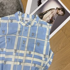 BUR家 2026夏季新款 蓝色格纹无袖衬衫裙 品牌标志性TB字母与格纹元素巧妙融合 浅蓝底色搭配清爽白 BUR家 2026夏季新款 蓝色格纹无袖衬衫裙 品牌标志性TB字母与格纹元素巧妙融合 浅蓝底色搭配清爽白